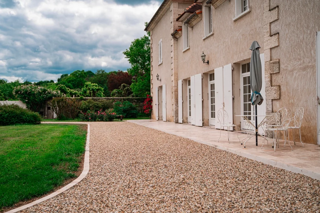 Comment aménager une allée de jardin pratique et esthétique ?