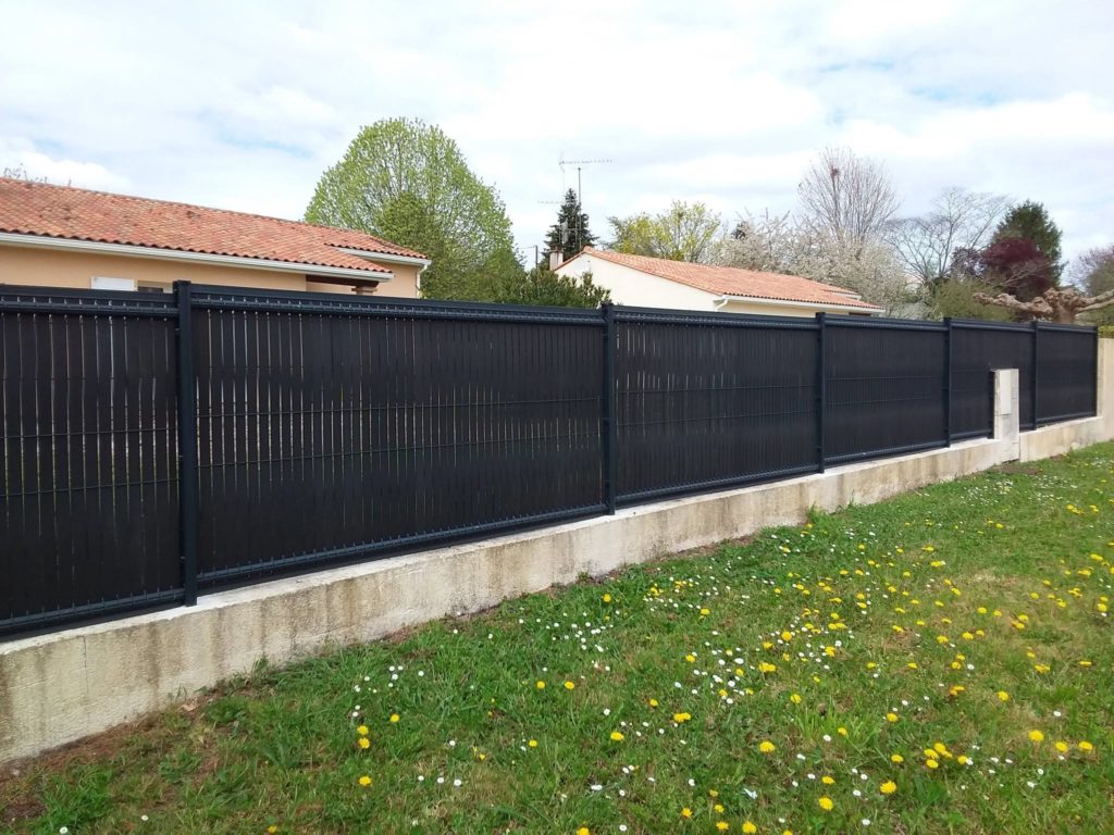 Pose d’une clôture rigide sur muret